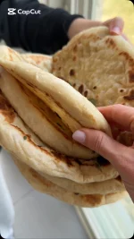 תנו לי כל יום להכין לאפות,הבצק כל כך רך וטעים!
אתם פשוט חייבים להכין אותן, תשמרו את המתכון הזה

לאפות במחבת

חומרים לבצק (8 לאפות גדולות):

650 מ”ל מים
כף שמרים יבשים (10 גרם)
כף סוכר (12 גרם)/ דבש
ק”ג קמח לבן מנופה
רבע כוס מדידה שמן זית (55 גרם)
כף מלח (20 גרם)

כרבע כוס שמן לכיסוי הכדורים (אפשר גם פחות)

אופן ההכנה
מכינים את הבצק: בקערת המיקסר עם וו לישה שמים מים, שמרים, סוכר , טורפים בעזרת מטרפה וממתינים כדקה
מוסיפים את הקמח ולשים כשתי דקות עד להיווצרות בצק אחיד
מוסיפים בהדרגה שמן זית, מלח ולשים כ- 8 דקות נוספות
הבצק צריך להיות גמיש, חלק למגע ודביק מעט
התפחה ראשונה של הבצק: מוציאים את הבצק מקערת המיקסר, יוצרים כדור ומעבירים את הבצק לקערה משומנת מעט, מכסים במגבת ומתפיחים כשעה וחצי
שקילה: מחלקים את הבצק ל- 8 כדורים, כל כדור במשקל 215 גרם
שופכים את השמן למגש גדול בו כדורי הבצק ינוחו
כדרור: יוצרים מכל חתיכת בצק כדור ומניחים את הכדורים בשמן, הופכים אותם כך שכולם יהיו מצופים בשמן
מנוחה ראשונה של הכדורים: נותנים לכדורים לנוח 20-30 דקות בתוך השמן
עיצוב סופי: פותחים בעדינות ע”ג משטח העבודה כל כדור בצק לצורת עיגול, מורחים שמן זית נוסף במידת הצורך על פני הכדור,כאשר מרימים את העיגול מותחים אותו עוד בהנחה הראשונה על המחבת (אם נפתח את הבצק גדול מידי על שולחן העבודה זה יקשה עלינו להרים אותו ולשמור על צורתו)
מחממים מחבת נון סטיק על הגז, מניחים את הלאפה, אחרי 2-3 דקות הופכים אותה לצד השני להמשך הכנה
הלאפות מוכנות כאשר הן זהובות משני הצדדים, הן יוצאות רכות מאוד וכך כך טעימות.
הערות:

ניתן להכין את הבצק יום לפני ולתת לו לתפוח במקרר
ניתן להכין את הכדורים יום לפני ולתת להם לנוח במקרר בתוך השמן, מכוסים
ניתן להקפיא את הלאפות אחרי שסיימנו להכינם וכשהן מצטננות
ניתן להשתמש בקמח מלא/כוסמין בלי לשנות את היחסים במתכון

#מתכון #מתכוןמנצח #לאפות #יאמי #אינסטגרםישראל #baking #bakingwithlove #laffa #yum