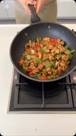 מתכון חדש לפרגית מוקפצת ברוטב סויה, שום, ג׳ינג׳ר ופלפל שחור.
הכנתי היום לצהריים עם אורז לבן, יצא חלום.
תשמרו את המתכון הזה
כמה טיפים להצלחת המתכון:
*להבה חזקה
*ווק טוב
*לצרוב כל חלק בנפרד(פרגית, ירקות)

חומרים ל- 4 מנות:

קילו פרגית נקיה וחתוכה לקוביות
3-4 כפות שמן צמחי להקפצה
5 יחידות בצל ירוק חתוכות גס, את החלק הירוק משאירים בצד לסוף ההקפצה
פלפל ירוק חתוך לקוביות בגודל בינוני
פלפל אדום חתוך לקוביות בגודל בינוני
בצל לבן חתוך לקוביות בגודל בינוני
2 שאלוט חתוכים גס/ בצל סגול קטן
4 שיני שום מעוכות וקצוצות
כף ג’ינג’ר טרי מגורד/קצוץ דק

למרינדה:
3 כפות רוטב סויה בהירה
3 כפיות שמן שומשום
רבע כפית פלפל לבן
רבע כפית סוכר

לרוטב:
4 כפות יין לבן
כף אויסטר סוס/ רוטב פטריות
2 כפות רוטב סויה בהירה
3 כפות רוטב סויה כהה
5 כפיות פלפל שחור טחון
חצי כוס ציר עוף/מים
כף קורנפלור מעורבב בקערה קטנה נפרדת עם כף מים
אופן ההכנה
מנקים את הפרגית וחותכים אותה לקוביות
משרים את הפרגית במרינדה: שמים את קוביות הפרגית בקערה, מוסיפים את כל חומרי המרינדה, מעסים היטב ומשרים אותה במרינדה לפחות לחצי שעה, עדיפות לשעתיים
חותכים את כל הירקות לגודל הרצוי
מערבבים בקערה קטנה את כל חומרי הרוטב
מחממים את הווק על האש הכי גבוהה שיש, מוסיפים 3 כפות שמן ומוסיפים את קוביות הפרגית, מערבבים ומקפיצים למשך כ- 5 דקות עד להשחמה יפה, מוצאים את העוף המוכן לצלחת
מוסיפים לווק החם כף שמן, מוסיפים את קוביות הבצל, הפלפלים, השאלוט, החלק הלבן של הבצק ירוק, ומקפיצים כשתי דקות, מוסיפים שום וגינג’ר ומערבבים, הירקות צריכים להתרכך מעט ולא יתר על המידה
מוסיפים את הפרגית שהקפצנו לירקות, מערבבים ומקפיצים
מוסיפים את הרוטב לווק ומערבבים
מוסיפים לווק את הקורנפלור עם המים, מוסיפים את הבצל הירוק
מבשלים עוד דקה שתיים עד אשר הרוטב עוטף את העוף, מגישים מעל אורז חם

#wok #yum #asianfood #מתכון #מוקפץ #יאמי #אוכלאסיאתי