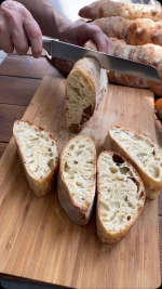 הקראסט, המרקם, אין דברים כאלו.
מתכון לג׳בטות שאתם חייבים להכין!

חומרים ל-3 ג’בטות גדולות:

700 מ”ל מים קרים
5 גרם שמרים יבשים 
קילו קמח לפיצה להתפחה ארוכה
30 מ”ל שמן זית 
25 גרם מלח
סמולינה לקימוח

אופן ההכנה:
בקערת המיקסר עם וו לישה שמים מים, שמרים, טורפים עם מטרפה וממתינים כדקה
מוסיפים קמח ולשים עד שנוצר בצק (כשתי דקות לערך)
מכסים את קערת המיקסר וממתינים חצי שעה, תהליך זה גורם לקמח לספוח את כמות הנוזלים הגדולה
מוסיפים שמן ומלח ולשים 8 דקות, שתי דקות לפני סוף הלישה מגבירים את מהירות הלישה
הבצק יוצא דביק וזה בסדר יש בו אחוז גבוה של נוזלים
משמנים קופסא מלבנית/מרובעת ומעבירים את הבצק לקופסא, הצורה המלבנית תעזור לנו בהמשך בחיתוך ועיצוב הג’בטות
התפחה ראשונה: נותנים לבצק לתפוח בקופסא על השיש כשעה, ניתן ורצוי לבצע 2 קיפולים של הבצק כל 30 דקות.
מעבירים את הקופסא למקרר להתפחה איטית למשך כ- 15-18 שעות
עיצוב ראשוני: מוציאים את הבצק מהמקרר, מקמחים את משטח העבודה בסמולינה, הופכים את הקופסא על השיש, מקמחים את הבצק, בעזרת קלף בצק חותכים בעדינות את הבצק לאורכו לשלושה חלקים לצורת ג’בטות, מניחים אותם בעדינות ע”ג תבנית עם נייר אפיה מקומח במרווחים אחת מהשנייה, המטרה שלנו היא לשמור את האוויר שבבצק לכן כל הפעולות נעשות בעדינות
התפחה שנייה: מתפיחים את הג’בטות כשעה וחצי, אפשר גם יותר
אפייה: בתנור שחומם מראש לחום של 240 מעלות אופים כ-17 דקות עד להזהבה, אני אופה על משטח ברזל מה שנותן קראסט לג’בטות, ניתן לחמם תבנית הפוכה בתנור ולאפות עליה את הג’בטות שמונחות על נייר אפייה.
זמני האפיה משתנים לפי סוג התנור

#baking #bakingwithlove #מתכון #bakingfromscratch #yum #bakinglove #אינסטגרםישראל #ciabatta