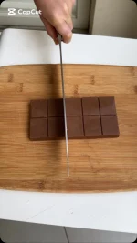 הכנתי עם תמר שלי שוקולד דובאי במלית שערות קדאיף וממרח פיסטוק.
יצא היסטרי! תשמרו את המתכון הזה
מה דעתכם על שוקולד דובאי?

חומרים לטבלת שוקולד 10 קוביות ( 220 גרם) :

40 גרם שערות קדאיף מופשרות
20 גרם חמאה
100 גרם שוקולד חלב +כפית שמן
2 כפות מחית פיסטוק

ציוד נדרש:

תבנית סיליקון לשוקולד דובאי SILIKOMART
גודל התבנית: 15.5*7.5 ס”מ, גובה 1.5 ס”מ

אופן ההכנה
*בקערה קטנה שמים את השוקולד וכפית השמן ומחממים כדקה במיקרו עד להמסה, טורפים עם מטרפה לקבלת מסה חלקה
*שכבת שוקולד ראשונה: מניחים את תבנית הסיליקון על מגש, שופכים פנימה חצי מכמות השוקולד המומס, חשוב שהשוקולד יצפה את כל הגובה של דפנות התבנית, זה מה שיחבר את שתי שכבות השוקולד בסיום העבודה, שולחים למקפיא להתייצבות
*מכינים את המלית: קוצצים דק את שערות הקדאיף, מחממים מחבת, מוסיפים חמאה ואת שערות הקדאיף, מטגנים כמה דקות תוך כדי ערבוב עד להזהבה יפה, מצננים, מוסיפים 2 כפות גדושות של מחית פיסטוק ומערבבים עד לאיחוד
*שכבת קדאיף: מוציאים את התבנית מהפריזר, שמים מעל שכבת השוקולד הקפוא את מלית הקדאיף, מיישרים ושולחים להקפאה
*שכבת שוקולד שנייה: מוציאים את התבנית מהפריזר, שופכים את שארית השוקולד המומס על שכבת הפיסטוק קדאיף בשכבה אחידה וחלקה, מחזירים למקפיא עד להתייצבות
מוציאים את התבנית, מחלצים את השוקולד מתבנית הסיליקון ומגישים