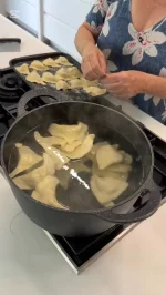 התכנסנו אמא שלי ואחותי אצלי במטבח למסורת נשית משפחתית להכנת קרפלך, הריח באוויר זו הילדות שלי, תשמרו את המתכון לקרפלעך כי הוא נדיר❤️
אנחנו עושות כל שנה מאה קרפלעך לחג

‎חומרים לבצק הקרפלך (25 יחידות): 
* 2 כוסות מדידה קמח לבן, עדיפות לקמח פסטה (270 גרם)
* 2 חלמונים גודל לארג’
* ½ כוס מדידה מים (120 מ”ל)
* ½ כפית מלח

‎חומרים למלית הקרפלך:
* בצל גדול חתוך לקוביות קטנות
* 3 כפות שמן זית לטיגון
* כוס בשר מבושל מהמרק קצוץ או אפילו יותר
* כפית מלח
* קורט פלפל שחור
* ביצה
* כף פירורי לחם
‎אופן ההכנה
* מכינים את בצק הקרפלך: בקערת מעבד מזון עם להב פלדה חד (ניתן גם ללוש ידנית/במיקסר) שמים קמח, חלמונים,מלח ומערבלים דקה, תוך כדי ערבול מוסיפים בהדרגה את המים  עד אשר מתקבל בצק אחיד ורך למגע .
* מוציאם את הבצק מהקערה, לשים ידנית כשתי דקות, עוטפים בניילון נצמד ונותנים לבצק לנוח 30 דקות בטמפ’ החדר עד לשימוש (ניתן גם להכין יום לפני או להקפיא לאחר סיום הכנת הבצק)
* מכינים את מלית הבשר: מוציאים את הבשר המוכן שבישלנו במרק, מנקים מעצמות, שומן וקוצצים עם סכין לקוביות קטנות (תערובת של כל סוגי הבשר-עוף ואוסובוקו ). מחממים מחבת, מוסיפים שמן זית, מוסיפים בצל קצוץ, מטגנים עד הזהבה יפה, מוסיפים את הבשר הקצוץ, מטגנים כמה דקות, מתבלים במלח, פלפל ומורידים מן האש. מעבירים לקערה, מצננים מעט, מוסיפים ביצה, פירורי לחם מערבבים היטב ומניחים בצד
* רידוד הבצק במכונת פסטה (ניתן גם לרדד במערוך): מקמחים את הבצק ומחלקים אותו לשני חלקים, לוקחים חלק אחד ואת החלק הנותר מכסים במגבת ע”מ שלא יתייבש
* מקמחים מעט את מכונת הפסטה ומרדדים כל חלק של הבצק לעלה (עד עובי 2 במכונת פסטה), 
* מסדרים את הבצק המרודד שהכנו ע”משטח מקומח מעט
* עיצוב הקרפלך: חותכים את הבצק המרודד לריבועים בגודל של 7X7 ס”מ. שמים במרכז כל ריבוע כפית גדושה של מלית. מרטיבים את קצוות הריבוע במעט מים . מקפלים את הבצק כך שייוצר משולש. מהדקים היטב בקצוות
* מניחים את הקרפלך על מגש מקומח מעט ומכסים, בשלב זה ניתן להקפיא אותם
* מבשלים את הקרפלך: מרתיחים מים בסיר גדול עם מלח. כשהמים רותחים מכניסים את הקרפלך אחד אחרי השני לתוך הסיר (לא את כל הכמות, מבשלים בנגלות) ומבשלים כ-8 דקות או עד שהם צפים למעלה, ממתינים כדקה לאחר שהם צפים, מוציאים בעזרת כף מחוררת לקערה עם מים וקרח ע”מ לעצור את הבישול, מסננים ושומרים בצד במגש שטוח ומעט משומן
* לפני ההגשה שמים את הקרפלך במרק, מחממים ומגישים

#food #yum #קרפלך #קרפלךבשר #מתכון #krepalach