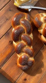 ⁨	חלה לשבת מארבע רצועות, תשמרו את המתכון הזה, שבת שלום❤️

חומרים לשתי חלות וארבע לחמניות:

קילו קמח לחם/חלות/פיצה
10 גרם (כף) שמרים יבשים
50 גרם סוכר
50 גרם דבש
400 מ”ל מים
50 גרם שמן קנולה/זית
2 ביצים גודל לארג’
20 גרם מלח
לציפוי: ביצה טרופה עם כף חלב(אפשר גם בלי חלב) וקורט סוכר/שומשום/פרג

אופן ההכנה
שמים בקערת המיקסר עם וו לישה מים, שמרים, סוכר, דבש, מערבבים עם מזלג, ממתינים שתי דקות
מוסיפים ביצים, קמח ולשים דקה
מוסיפים בהדרגה שמן, לשים 9 דקות עד שהבצק אחיד ורך למגע, שתי דקות לפני הסוף מוסיפים את המלח ומגבירים את מהירות המיקסר
מנוחה ראשונה: מוציאים את הבצק מהקערה, לשים ידנית ומעצבים לצורת כדור, מעבירים את הבצק לקערה משומנת מעט בתחתית, נותנים לבצק לנוח בקערה, מכוסה במגבת כעשרים דקות, הבצק לא מגיע לתפיחה מלאה
שקילה: מחלקים את הבצק ל-8 חלקים שווים, כל חתיכת בצק במשקל 150 גרם ועוד 4 חתיכות בצק במשקל 130 גרם ללחמניות
כדרור: מכדררים כל חתיכת בצק לכדור חלק ויפה, מניחים על מגש ומשמנים מעט את פני הכדור, מכסים במגבת וממתינים 10 דקות 
עיצוב ראשוני: מרדדים בעזרת מערוך כל כדור בצק לאליפסה ארוכה, מגלגלים כל אליפסה לגליל מהודק, מכסים במגבת ונותנים להם לנוח 10 דקות 
עיצוב סופי: פותחים כל גליל לצורת נחש, מניחים 4 רצועות לאורך ומצמידים את הקצוות, קולעים את החלה 
התפחה: מניחים את החלות הקלועות על תבנית עם נייר אפייה, מברישים את החלות בביצה טרופה, מתפיחים כשעה וחצי או עד הכפלת הנפח (תלוי מזג אוויר), ללא כיסוי, לא ליד חלון פתוח עם רוח
הברשה שנייה: לאחר התפיחה ולפני הכניסה לתנור מברישים בעדינות את החלות שוב בביצה ומפזרים שומשום/פרג
אפייה: אופים בתנור שחומם מראש ל- 180 מעלות, אני אופה בתוכנית חום עליון תחתון למשך כ- 25 דקות
מעבירים לרשת צינון⁩