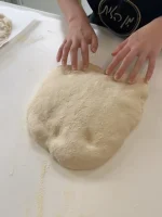 ⁨	מתכון חדש לפוקצ׳ה אוורירית 80% הידרציה עם שומשום.
המתכון דורש אהבה לבצקים וסבלנות, מבטיחה שהביס יזרוק אתכם לטיול באיטליה.
כאן בסרטון לימדתי את תמר הבת שלי לפתוח את הבצק, מכיוון שהמתכון ארוך ומפורט אני לא יכולה לצרף אותו לפוסט, אבל אני בהחלט יכולה לשלוח אותו אליכם, רשמו לי בהודעה ואשלח לכם בשמחה❤️⁩

#foccacia