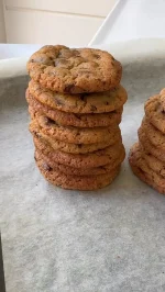 ⁨	מתכון לעוגיות שוקולד צ׳יפס מושלמות
קריספיות מבחוץ, רכות ונימוחות מבפנים בדיוק כמו שצריך.
תשמרו את המתכון הזה

‎עוגיות שוקולד צ’יפס
‎החומרים ל 20 עוגיות גדולות:
* 100 גרם חמאה רכה מעט וחתוכה לקוביות
* 100 גרם סוכר
* 50 גרם סוכר חום כהה
* כפית תמצית וניל
* ביצה
* 165 גרם קמח
* 1/2 כפית אבקת סודה לשתייה
* 1/4 כפית מלח
* 100 גר’ שוקולד צ’יפס לבן
* 100 גר’ שוקולד צ’יפס חלב

‎אופן ההכנה
* מחממים תנור ל- 190 מעלות
* במיקסר עם וו גיטרה מעבדים שני סוגי סוכר עם החמאה כשתי דקות,עד לקבלת תערובת קרמית
* מוסיפים תמצית וניל ואת הביצה
* מוסיפים קמח,סודה לשתייה ומלח ומעבדים כדקה עד שהבצק מתאחד
* מוסיפים את השוקולד ומערבלים לאיחוד
* במידה ויש לכם אפשרות אני ממליצה להעביר את בצק העוגיות שהכנו לקירור של 3 שעות במקרר, עדיפות ללילה במקרר
* במידה ורוצים להכין את העוגיות באותו הרגע זה גם אפשרי
* בעזרת ידיים מעט רטובות יוצרים עיגולים קטנים, מניחים במרווחים גדולים ע”ג תבנית עם נייר אפייה
* אופים כ- -10 דק’ עד שהעוגיות זהובות

* הערות: ניתן להשתמש בשוקולד מכל הסוגים ולקצוץ אותו⁩

#עוגיותשוקולדציפס #עוגיות #מתכון #יאמי