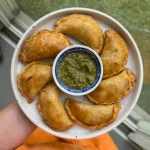 מתכון חדש לאמפנדס בשר אפויים בתנור, הבצק פריך מבחוץ ורך מבפנים עם מלית בשר מלאה בטעמים שאוהבים.
תשמרו את המתכון הזה

חומרים לבצק ל-30 יחידות:

350 גרם קמח לבן
100 גרם חמאה קרה חתוכה לקוביות/ מחמאה
40 גרם שמן קנולה/זית
70 גרם חלב 3% / מים
1 ביצה גודל לארג’
8 גרם מלח
5 גרם חומץ
1/2 כפית אבקת סוכר

חומרים למלית הבשר:

400 גרם בשר בקר טחון
2-3 כפות שמן זית
2 בצלים בגודל בינוני חתוכים לקוביות קטנות
3 שיני שום טריות וכתושות
כף פפריקה מתוקה
1/2 כפית כמון
1/4 כפית צ’ילי יבש
מלח, פלפל שחור
2 כפות רסק עגבניות

אופן ההכנה
מכינים את הבצק: שמים בקערת מעבד מזון עם להב פלדה חד את כל חומרי הבצק לפי הסדר הרשום ומעבדים את הבצק עד לקבלת בצק אחיד, רך ולא דביק
מוציאים את הבצק, משטחים למלבן עוטפים בניילון ומקררים לפחות לחצי שעה (אפשר גם להכין יום לפני)
מכינים את מלית הבשר: מחממים מחבת גדולה ורחבה מוסיפים שמן זית, מוסיפים את קוביות הבצל, מטגנים עד להזהבה יפה
מוסיפים שום, מטגנים כדקה שתיים נוספות
מוסיפים את הבשר, מתבלים במלח, פלפל ותוך כדי צריבה מפרידים את הבשר לגושים מאוד קטנים
מוסיפים פפריקה, כמון, צ’ילי, רסק עגבניות , מבשלים 5 דקות עד הצטמצמות נוזלים. מצננים לחלוטין את הבשר
מרדדים את הבצק: מוציאים את הבצק מהמקרר, מקמחים את משטח העבודה ואת הבצק משני צדדיו, מרדדים בעזרת מערוך לעובי של 3-4 מ”מ, קורצים עיגולים בקוטר 10–12 ס”מ
מרכיבים את המנה: מניחים כפית ממילוי הבשר במרכז כל עיגול בצק
סוגרים לחצי עיגול, סוגרים שוליים עם מזלג או הידוק ואז קיפול גל
מברישים כל אמפנדס בביצה טרופה + חלב/מים+קורט מלח.
אופים בתנור שחומם מראש לחום של ־190° מעלות כ־20–25 דקות עד להזהבה מלאה

הערות:

הקפדה על קירור הבצק תניב נוחות עבודה ופריכות מושלמת
מלית הבשר צריכה להיות לחה אך לא נוזלית למניעת רטיבות בבצק

#אמפנדסבשר #מתכון #יאמי